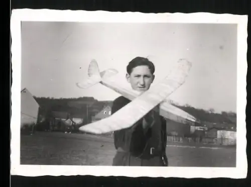 Fotografie Junge mit seinem Modell Segelflieger, Spielzeug