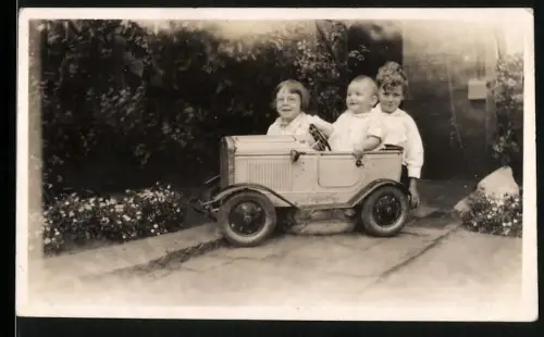 Fotografie Kinder mit ihrem Tretauto