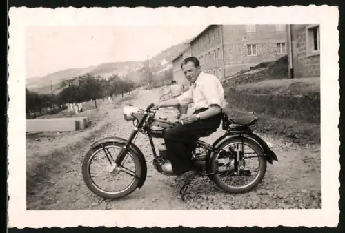 Fotografie Mann auf seinem Hercules Motorrad