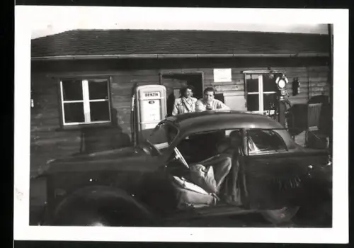 Fotografie Auto an der Tankstelle Münchberg, Zapfsäule