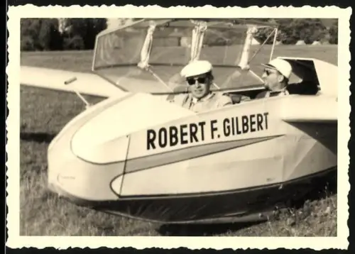 Fotografie zwei Männer im Segelfugzeug Robert F. Gilbert