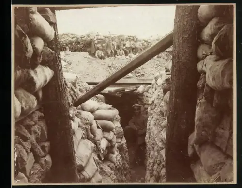 Fotografie Soldaten im Schützengraben / Unterstand