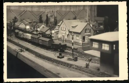 Fotografie Spielzeug Modelleisenbahn mit Bahnhof
