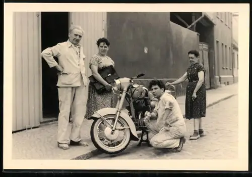 Fotografie Mann reinigt sein Jawa 350 ccm Motorrad