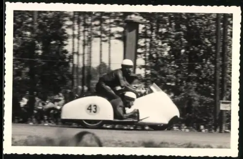 Fotografie Motorradrennen mit Seitenwagen, Startnummer 43