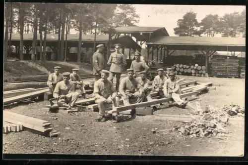 Fotografie Pioniere bei der Holzarbeit, 1926