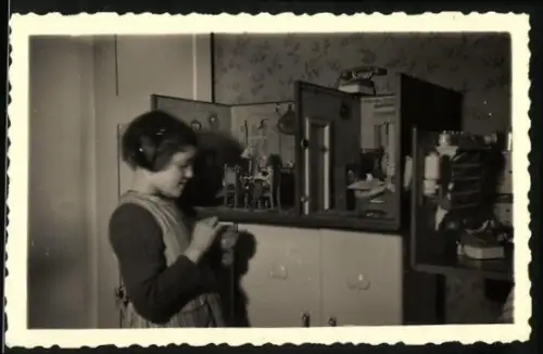 Fotografie kleines Mädchen spielt mit ihrer Puppenstube