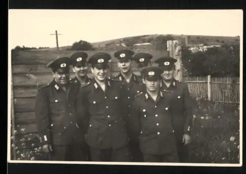 Fotografie junge NVA Soldaten in Uniform