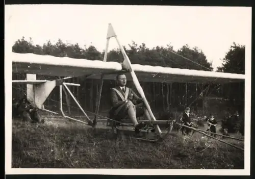 Fotografie Mann kurz vor dem Start mit seinem Segelflugzeug