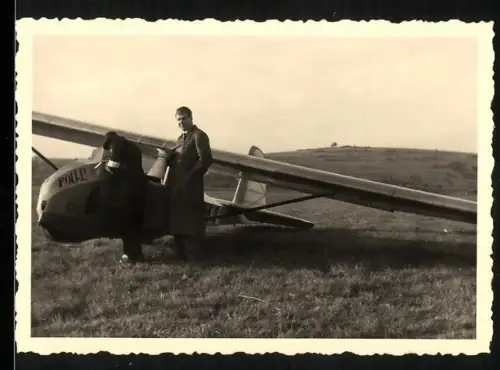 Fotografie beim Segelflugzeug Polar wir der Name neu angemalt