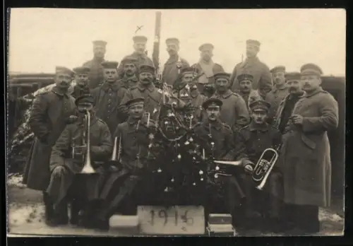 Fotografie Soldaten in Uniform feiern Kriegsweihnacht 1916, Trompeten und Weihnachtsbaum