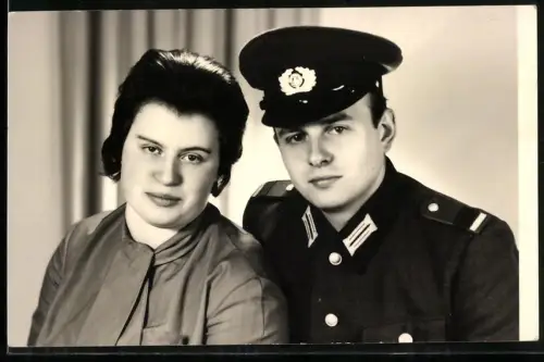 Fotografie junger NVA Soldat in Uniform nebst seiner Frau