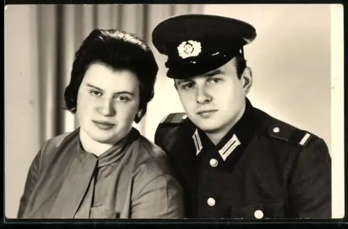Fotografie NVA Soldat in Uniform mit seiner Frau