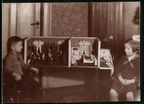 Fotografie Kinder spielen mit ihrer Puppenstube