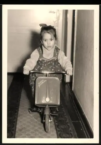 Fotografie kleines Mädchen mit Hausser Rolletta Roller