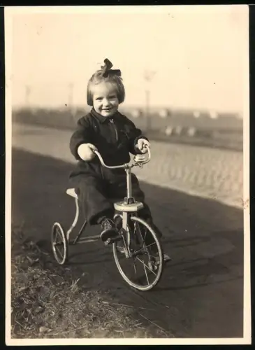 Fotografie kleines Mädchen auf ihrem Dreirad, 1933