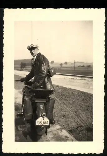 Fotografie junger Mann Josef Kubitzky auf seinem Zündapp Motorrad