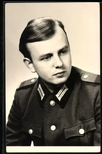 Fotografie junger Soldat der NVA in Uniform