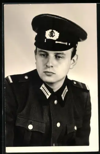 Fotografie NVA Soldate in Uniform mit Schirmmütze