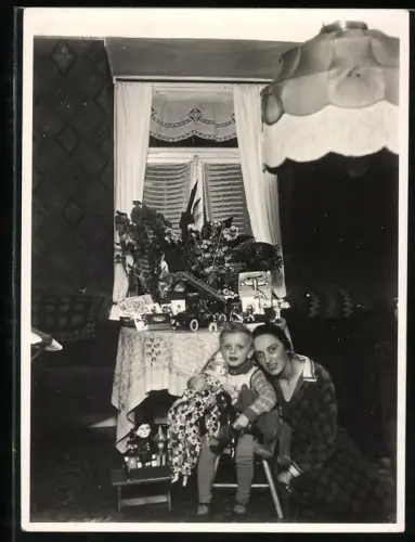 Fotografie Mutter und Tochter samt Geschenketisch, Spiezueg Feuerwehrauto, Puppe