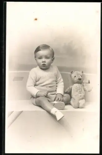 Fotografie kleins Kind mit seinem Teddybär
