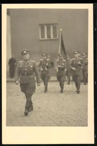Fotografie NVA Soldaten beim Marsch mit Flagge