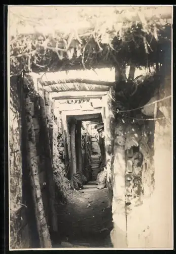 Fotografie Schützengraben im 1:WK, Soldate schaut im die Ecke