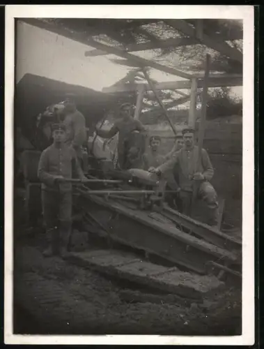 Fotografie Soldaten mit Artillerie Kanone in einem Unterstand