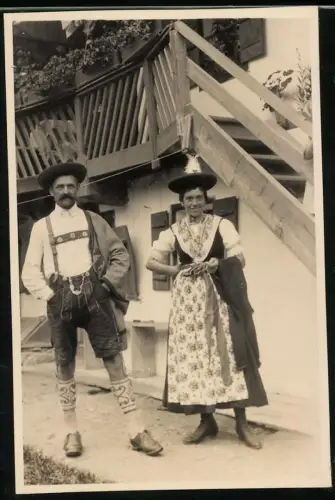 Fotografie Paar im bayrischer Tracht mit Dirndl und Lederhose, 1925