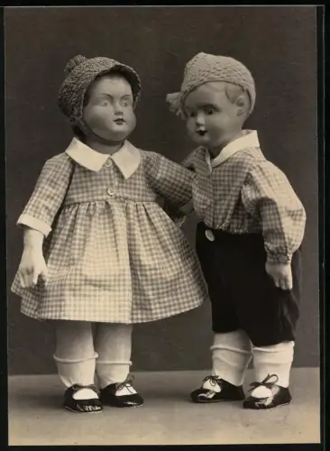 Fotografie Puppen im karierten Kleid und kariertem Hemd