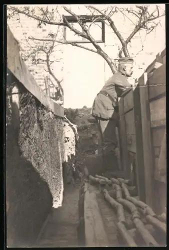 Fotografie Soldat im Schützengraben in Hab Acht Stellung