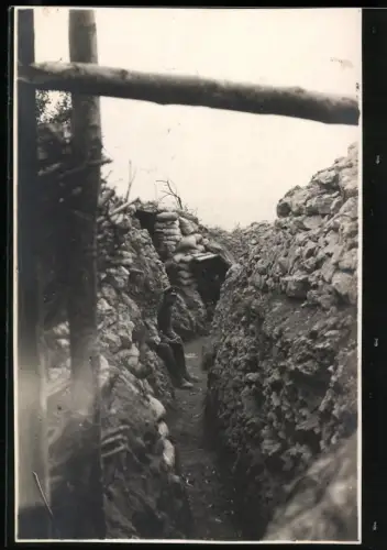 Fotografie Soldat in einem Schützengraben