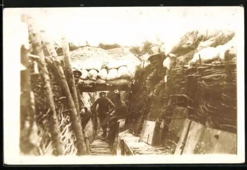 Fotografie Soldaten in einem Schützengraben