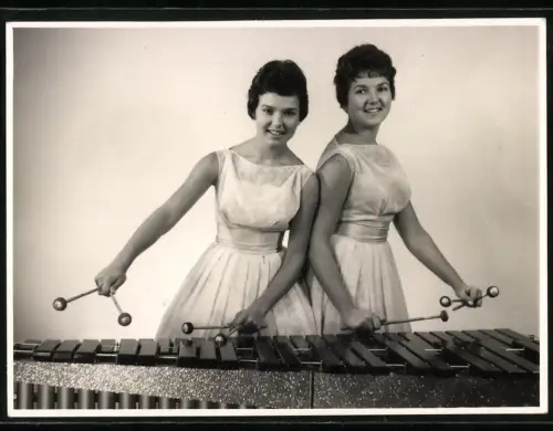 Fotografie die Kerry Sisters spielen zusamnen ein Xylophon