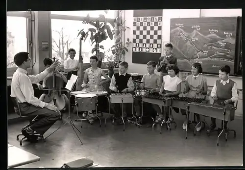 Fotografie Erich Bachmann, Zürich, Musikschule, Kinder spielen Instrumente Schlagzeug, Xylophon, Flöte