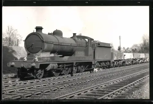 Fotografie britische Eisenbahn No. 3032 mit Kohletender und Loren