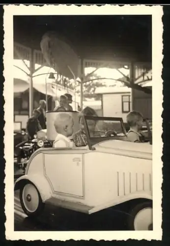 Fotografie Kinder in einem Kaurssell im Auto