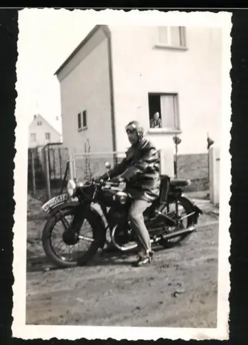 Fotografie Mann in voller Montur auf seinem DKW Motorrad