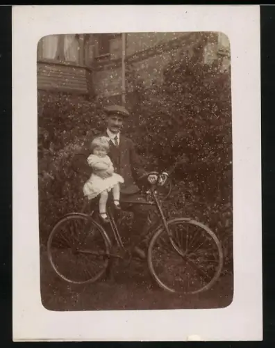Fotografie Vater mit seiner Tochter auf dem Fahrrad