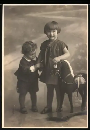 Fotografie Kinder mit Pferd auf Rollen