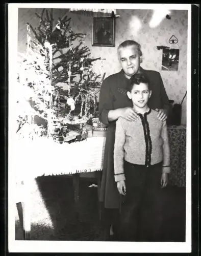 Fotografie Mutter mit ihrem Sohn an Weihnachten, Weihnachtsbaum mit Geschenken
