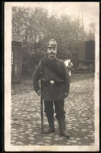 Fotografie Landsturm Mann in Uniform mit Gewehr bei Fuss, 1914