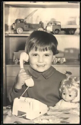 Fotografie Mädchen Anke Weber mit Spielzueg Telefon und Puppe