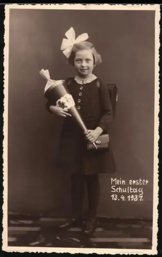 Fotografie junges Mädchen Karla Hochmann zum ersten Schultag 1937 mit Zuckertüte und Ranzen