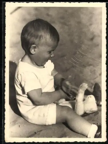 Fotografie kleines Kind mit seinem Teddybär