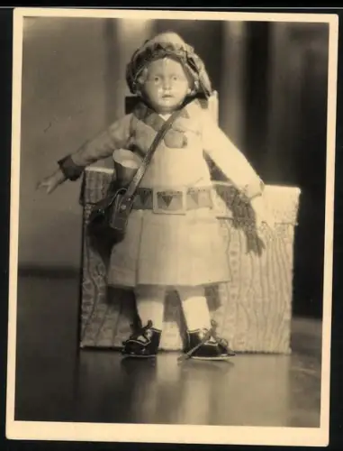 Fotografie Puppe ist zum ersten Schultag gerüster, 1931