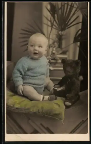 Fotografie kleines Kind mit seinem Teddybär