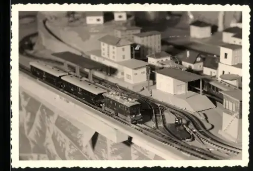 Fotografie Modelleisenbahn auf Platte mit Bahnhof