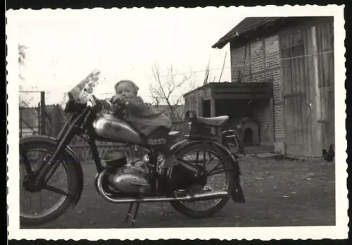 Fotografie Kind auf einer Jawa-CZ Motorrad