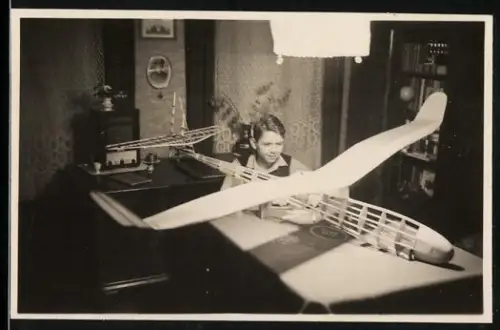 Fotografie Junge mit seinem Modell Segelflugzeug